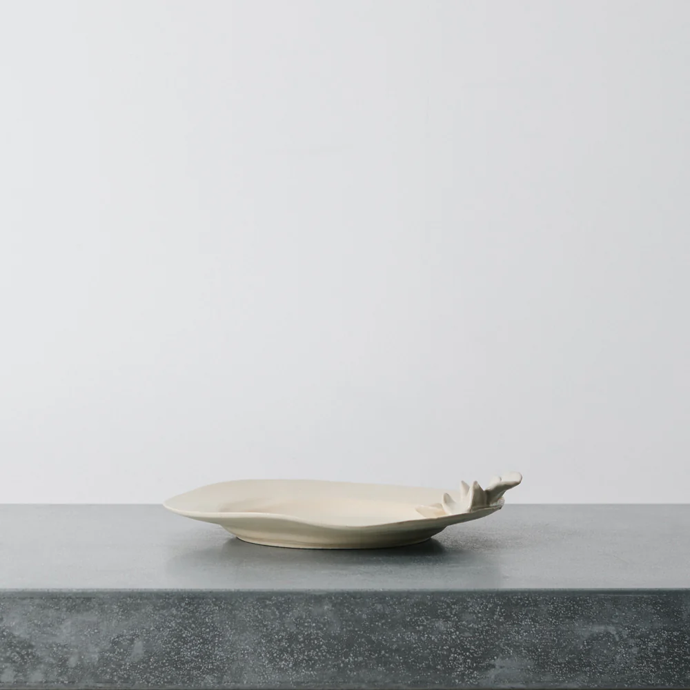 Assiette grande fleur - Blanc Satin - Image 2