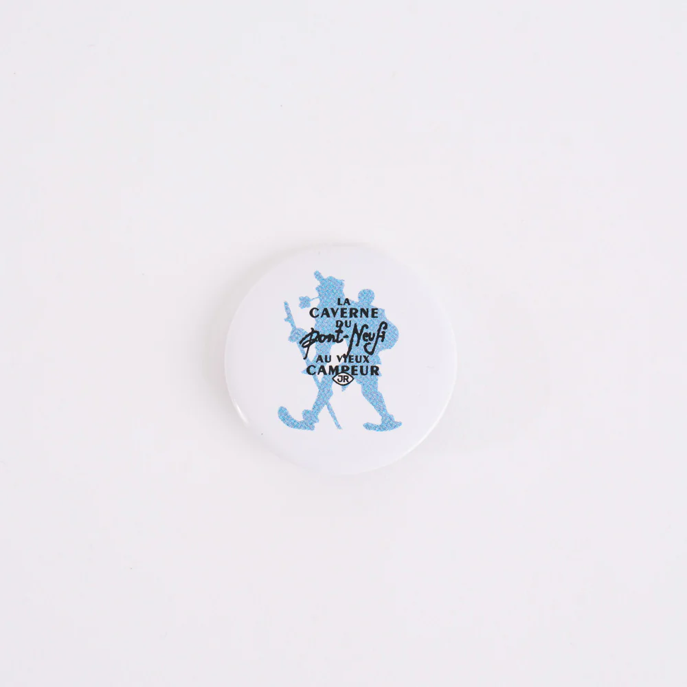 Badge Bleu & Blanc - La Caverne du Pont-Neuf x Au Vieux Campeur