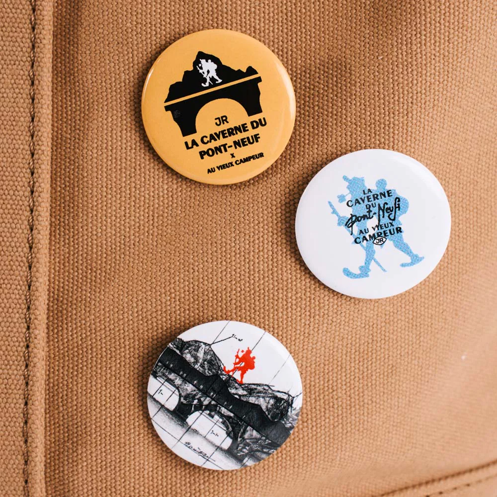 Badge Bleu & Blanc - La Caverne du Pont-Neuf x Au Vieux Campeur - Image 2