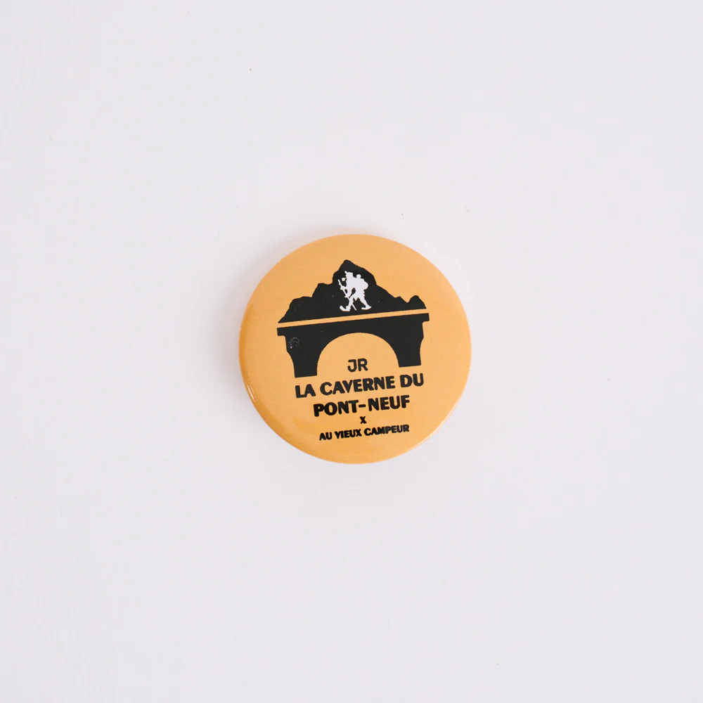 Badge Jaune - La Caverne du Pont-Neuf x Au Vieux Campeur