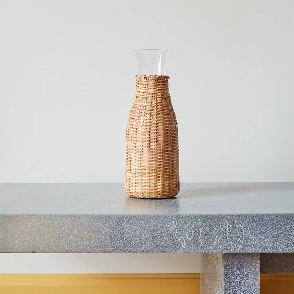 Carafe en verre et rotin