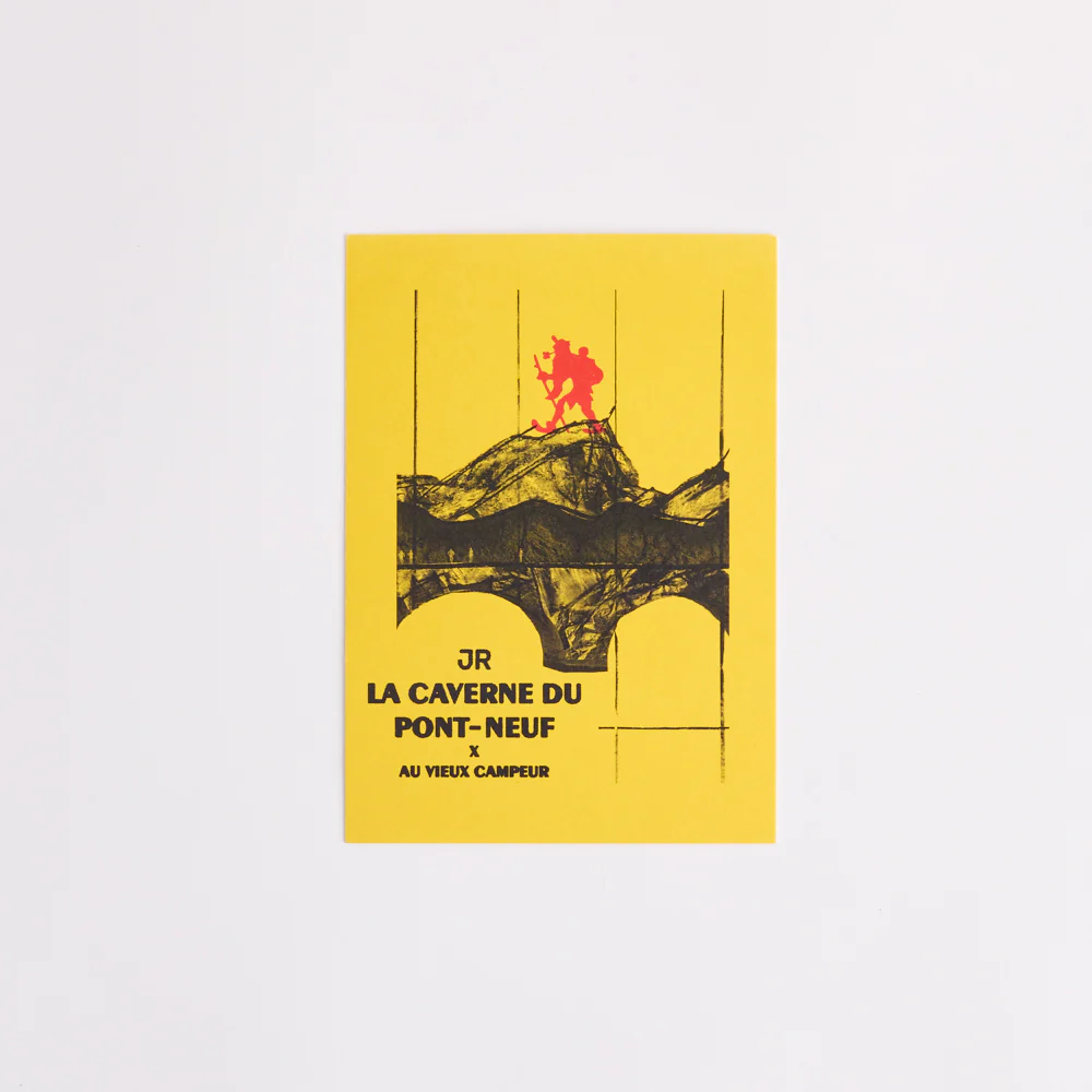Carte Postale Jaune - La Caverne du Pont-Neuf x Au Vieux Campeur