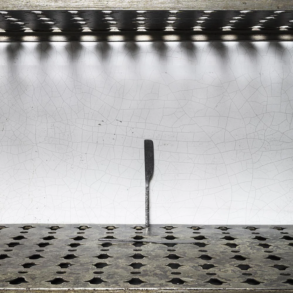 Serax - Couteau en métal martelé - Anthracite - La Nouvelle Table - Image 2