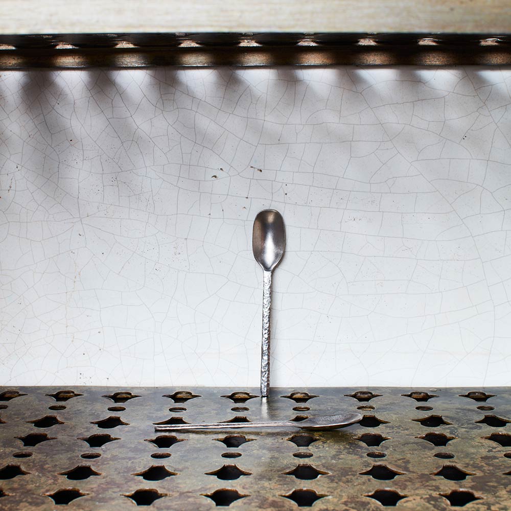 Serax - Cuillère en métal martelé - Stonewash - La Nouvelle Table