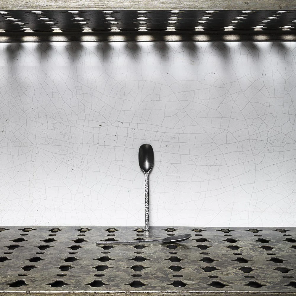 Serax - Cuillère en métal martelé - Anthracite - La Nouvelle Table - Image 2