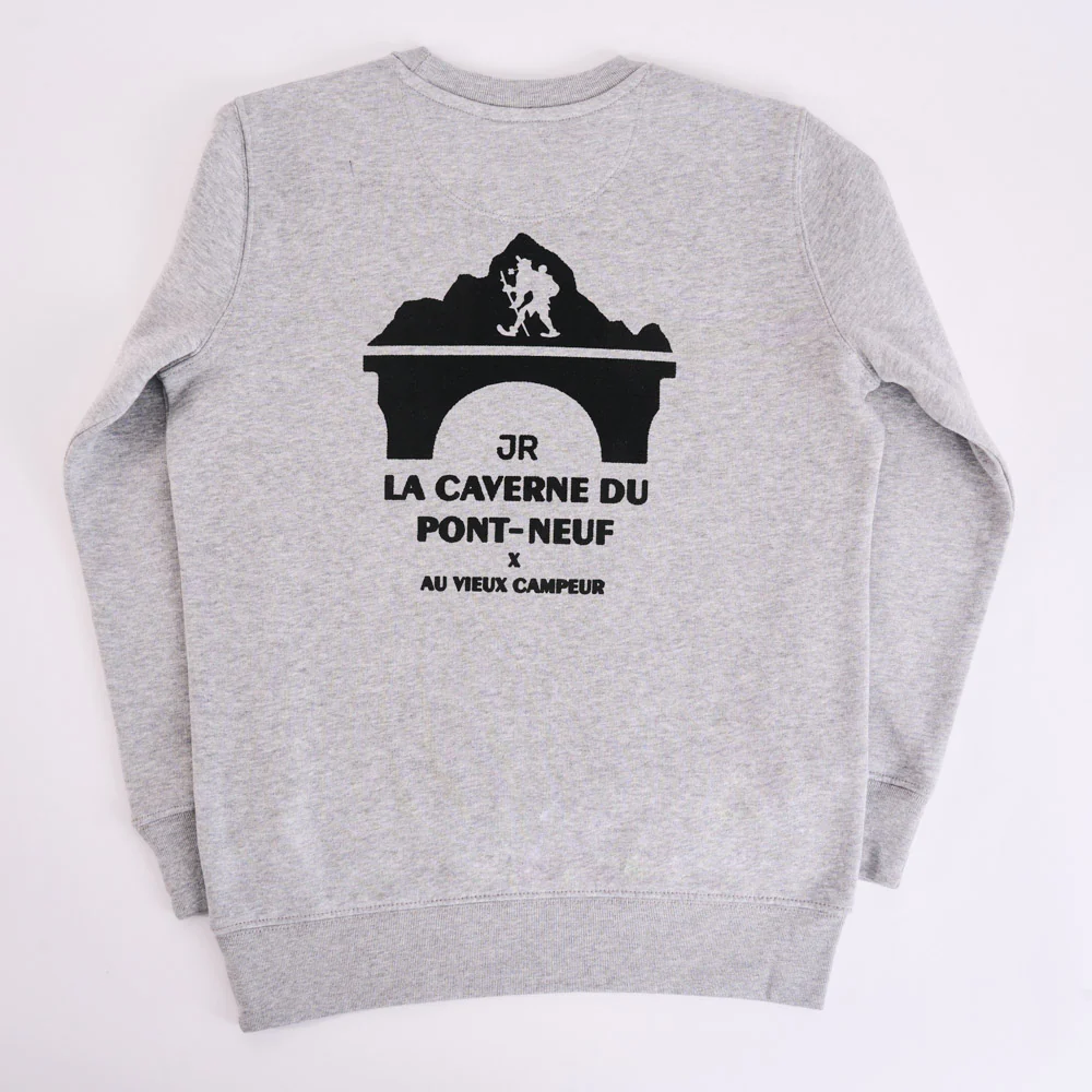La Caverne du Pont-Neuf x Au Vieux Campeur - Sweat Patch Enfant - Gris Clair - Image 2