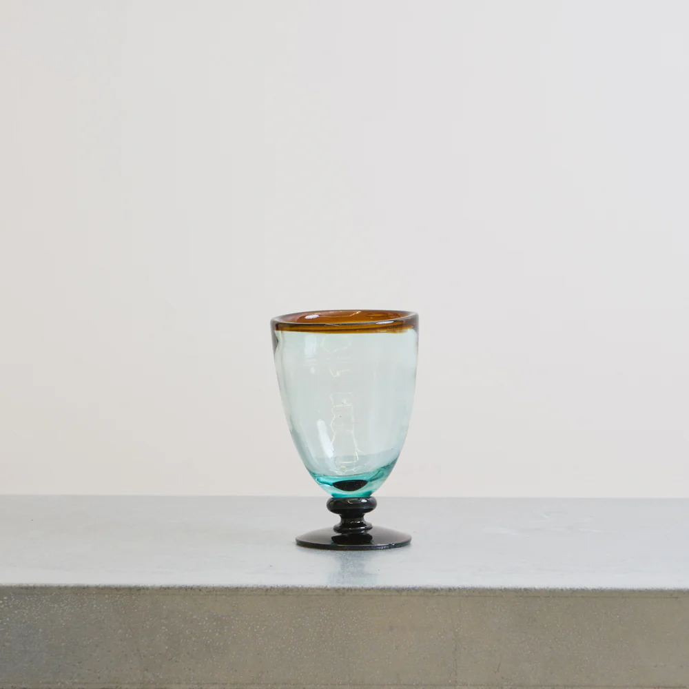 Verre à pied transparent avec ligne ambre